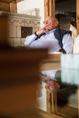 Nachdenklicher Albert Obrist im Gespräch Nachdenklicher Albert Obrist im Gespräch