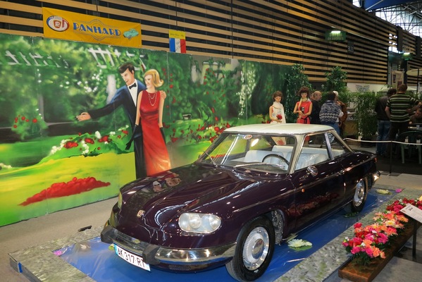 Nachgestellte Szene aus dem damaligen Verkaufsprospekt mit dem Panhard 24 CT - an der Messe Epoqu’Auto in Lyon im November 2013