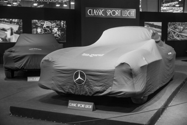 Nachthemden in vielen Formen sind zu sehen, wie hier passend mit Logo, …