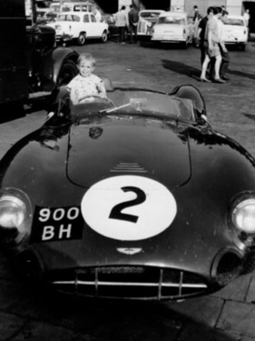 Nachwuchsförderung par excellence! Karl-Günter Peters im zarten Alter von drei Jahren im Aston Martin DBR bei den 1000 km Nürburgring 1959
