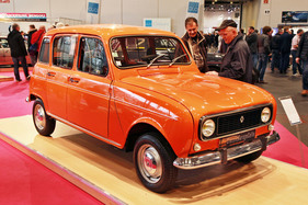 Nächste Sonderfläche, die für die Bremen Classic Motorshow typisch ist - die Verkaufsausstellung der „Young Classics“ – z.B. ein unrestaurierter Renault 4 im Erstlack, gefolgt von ... (Bremen Classic Motorshow 2018)