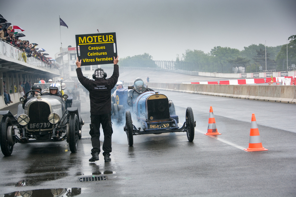 Nah ja, das mit den geschlossenen Seitenfenstern erübrigte sich wohl, trotz schlechtem Wetter - 4. Montlhéry Vintage Revival 2017