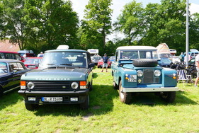 Nahe Verwandte: Range Rover als spätes Modell der ersten Generation und Land Rover 88 Serie IIA als Pickup. – Bockhorner Oldtimermarkt 2025