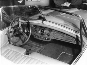 Nash-Healey (1952) - Lenkrad und Armaturenbrett der Produktionsversion, aufgenommen auf der London Motorshow