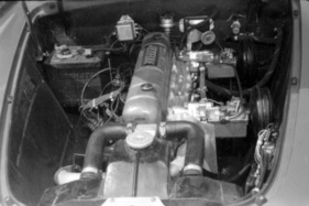 Nash-Healey LeMans Hardtop Sportscar (1953) - Testwagen - der Sechszylinder Dual Jetfire Motor