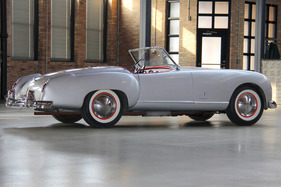 Nash-Healey Roadster (1952) - durch Pinin Farina gestalteter Sportwagen - als Lot 106 versteigert durch RM Auctions an der Amelia Island Versteigerung am 9. März 2013