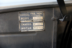 Nash-Healey Roadster (1952) - durch Pinin Farina gestalteter Sportwagen - als Lot 106 versteigert durch RM Auctions an der Amelia Island Versteigerung am 9. März 2013