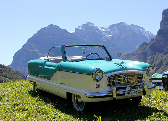 Nash Metropolitan am British Car Meeting 2011 in Mollis - kleines Auto vor gigantischer Kulisse