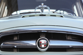 Nash Rambler Custom (1954) - Nash-Zeichen im Kühlergrill (1954)