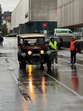 Bild Nasskaltes Wetter – gemütliches Auto – Oldtimermesse St. Gallen