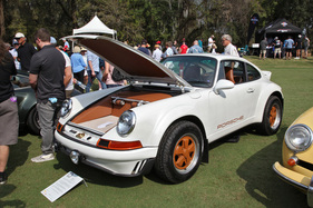 Natürlich bleiben auch manche Elfer nicht von dem zuweilen heftigen Customizing ihrer US-Eigner verschont. Was wir hier sehen, kam 1990 als braver Carrera 4 der Baureihe 964 zur Welt.