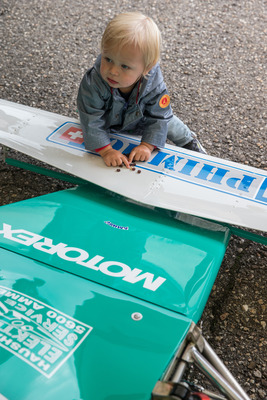 Natürlich dient der Frontflügel von Papis Rennwagen auch als Spieltisch.