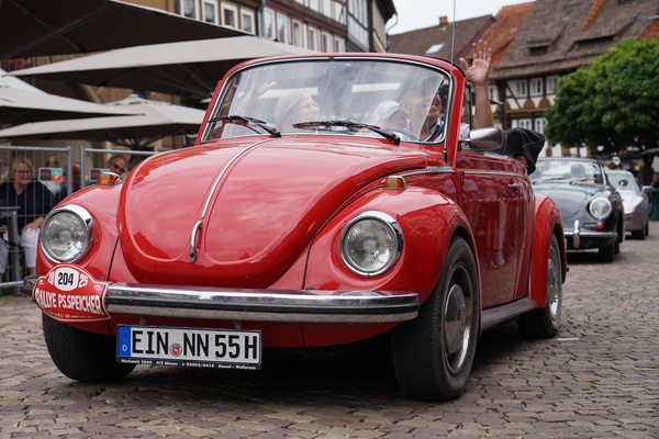Natürlich dürfen auch VW Käfer nicht fehlen, so wie dieses schöne Cabrio von 1974 – Einbecker Oldtimertage 2025