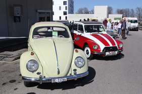 Natürlich fehlte auch der VW Käfer in Fribourg auf dem Besucherparkplatz nicht - Oldtimer- und Teilemarkt Fribourg 2019
