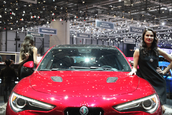 Natürlich helfen auch bei Alfa Romeo die Girls beim Verkaufen - Genfer Autosalon 2017