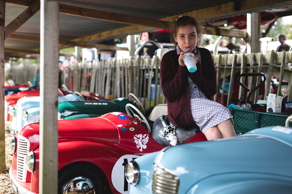 Natürlich kein Redbull, das gab's damals schliesslich noch nicht ... - Goodwood Revival 2018