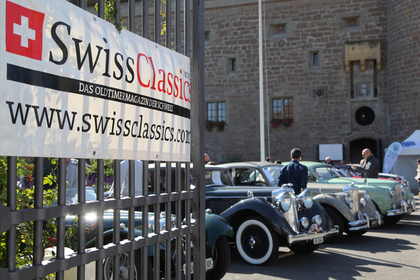 Natürlich müssen auch die Sponsoren und Medienpartner ins rechte Licht gerückt werden - Swiss Classic British Car Meeting Morges 2017