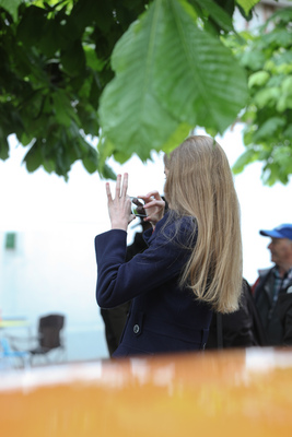 Natürlich wird eifrig fotografiert, solange die Batterien des Handies halten - Oldtimer in Obwalden O-iO 2016