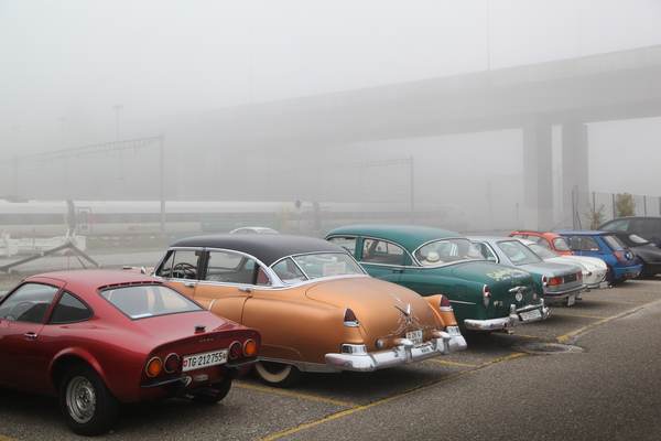 Bild Nebel am Morgen, die Klassiker mussten bereits auf externe Parkplätze ausweichen, da die Arena voll war - Oldtimermesse St. Gallen am 30. Oktober 2016