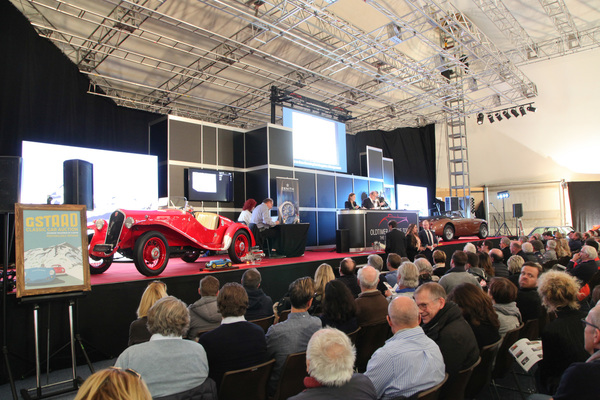 Neben Saalbietern gab es auch solche via Internet und Telefon - Versteigerung Oldtimer Galerie Gstaad 2018