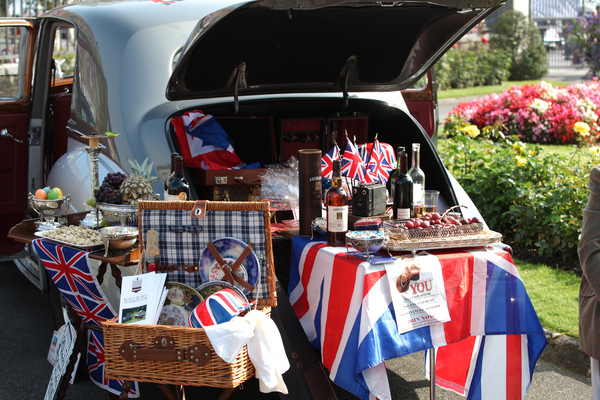 Neben einem Rolls-Royce braucht man natürlich auch noch die passende Picknick-Ausrüstung - Eindrücke vom Swiss Classic British Car Meeting Morges am 4. Oktober 2014