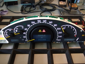 Neben jeder Art von Steuergeräten können bei den meisten Instandsetzern auch andere Fahrzeug-Elektronikkomponenten, wie Displays, Stellglieder oder Klimabedienteile repariert werden. Neben jeder Art von Steuergeräten können bei den meisten Instandsetzern auch andere Fahrzeug-Elektronikkomponenten, wie Displays, Stellglieder oder Klimabedienteile repariert werden.