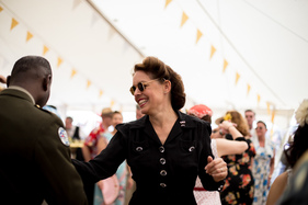 Nebst essen, reden und fahren wurde auch getanzt - Impressionen vom Goodwood Revival 2015