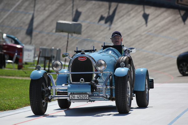 Nein, das ist kein Bugatti, auch wenn es so steht - es tönt ganz eindeutig nach VW Käfer aus dem Heck - Dolder Classics August 2017