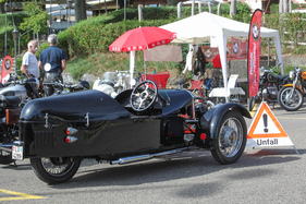 Nein, das ist kein Unfall, das ist ein Morgan Three Wheeler mit JAP-Zweizylindermotor - Albisgütli Classic Cars & Bikes August 2022