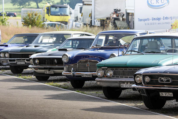 Nein, das sind nicht alles Amerikaner - in der Mitte steht ein Ford Zeyphr aus England - 8. Lägern Classic 2025