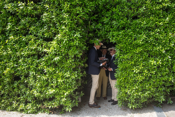 Nein, den Juroren sind die Rennmotoren nicht zu laut, aber bei der Hitze lässt es sich besser im Schatten über die Beurteilungen diskutieren.