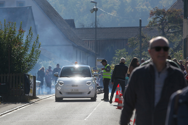 Nein, der elektrische Fiat produziert keinen Qualm, das sind die Go-Karts dahinter - Memorial Bergrennen Opfertshofen "Rendezvous am Kleinen Klausen" 2021