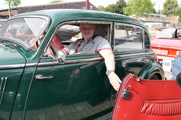 Nein, kein 170er Mercedes, sondern ein Typ 230 W153 von 1939. Sehr komfortabel: Fahrer Peter Steckel hält seinem Nachbarn an dessen Morris Sport Eight die Tür auf, ohne aussteigen zu müssen – Einbecker Oldtimertage 2025
