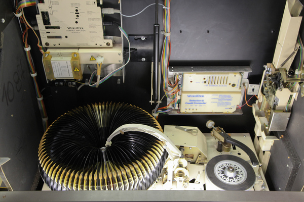 Nein keine Autotechnik, sondern der Blick in eine Wurlitzer-Musikbox - Classic Expo Salzburg 2019