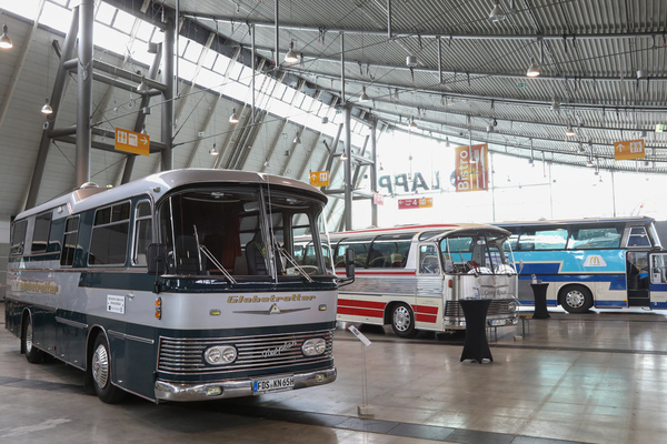 Bild Neoplan Bus neben anderen Bussen in der Halle 6 - 24. Retro Classics Stuttgart 2025