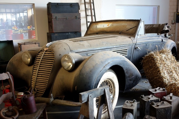 Bild Nett dekorierter Scheunenfund - Delehaye 135 M - Museum Mahymobiles in Leuze-en-Hainaut