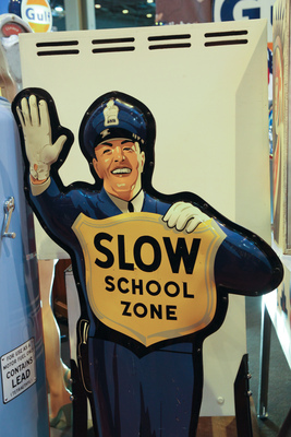 Nette Austattungsdetails für die heimische Garage - Rétromobile 2015