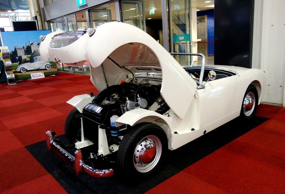 Nette Begrüssung - Austin-Healey Sprite - Froschauge mit offener Haube - InterClassics Maastricht 2018
