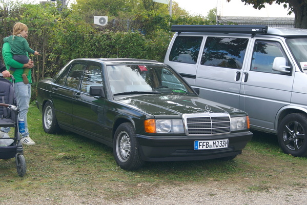 Netter Kontrast: ziselierte "Barockfelgen" auf kantig-schlichtem Mercedes-Benz 190 E – Veterama Mannheim 2022
