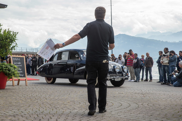 Neuankömmlinge wurden zu ihrem Parkplatz gewiesen, …