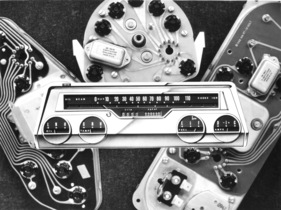Neuartiger Instrumententräger mit gedruckten Schaltungen von Smiths, der mittels Mehrfachstecker ans Bordnetz gehängt werden kann - Genfer Automobilsalon 1965