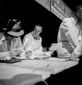 Neubauer, Caracciola und von Brauchitsch an der Box der Rennabteilung von Daimler-Benz - Grosser Preis der Schweiz (1934)