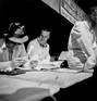 Neubauer, Caracciola und von Brauchitsch an der Box der Rennabteilung von Daimler-Benz - Grosser Preis der Schweiz (1934)