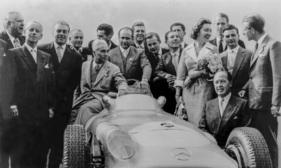 Neubauer, Nallinger, Uhlenhaut, Kling, Taruffi, Simon, Fangio, Graf, von Trips, Engel, Moss, Gendebien, Frl. Thirion, Fitch, Herrmann, Tak und Collins - Abschlussfeier der Rennsaison (1955)