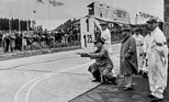 Neubauer und Monteure geben zeichen zur Reduzierung der Geschwindigkeit - Grosser Preis von Deutschland auf dem nürburgring (1935)