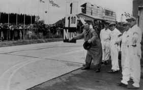 Neubauer und Monteure geben zeichen zur Reduzierung der Geschwindigkeit - Grosser Preis von Deutschland auf dem nürburgring (28. Juli 1935)