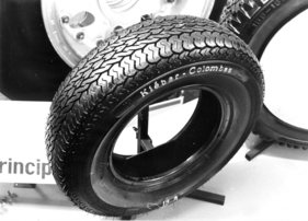Neuer Gürtelreifen mit Lamellenprofil von Kléber-Colombes - Genfer Autosalon 1967