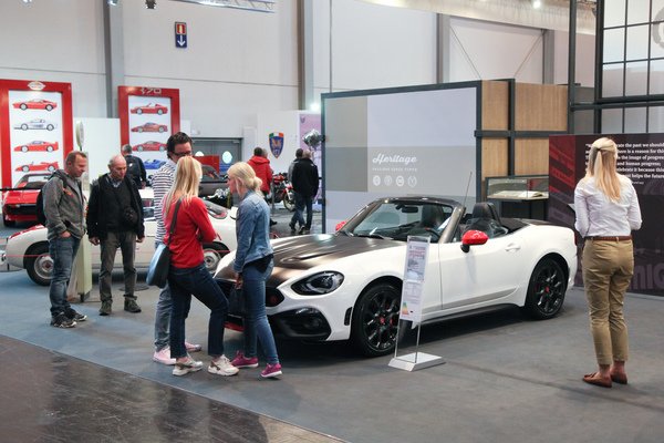 Neuere Fahrzeuge ziehen oft mehr Blicke auf sich als die Klassiker von einst, ...