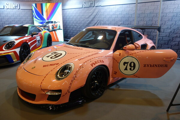 Bild Neuinterpretation der sogenannten "Rosa Sau" bei Sidney Industries - Essen Motor Show 2022