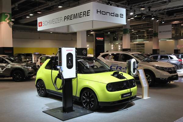 Bild: Neuwagen tanken gerne an der Steckdose, auch dieser schnucklige Honda e - Auto Zürich 2019